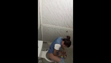 Girls Peeing 183