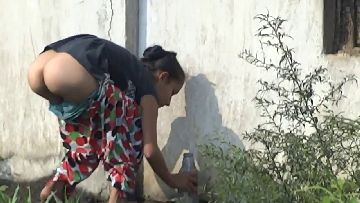 Hindustan women peeing