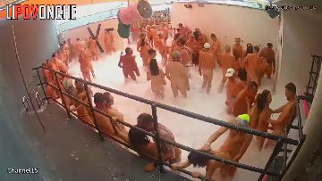 Sex in swingers club 76