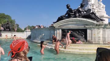 Sexy girls bathe in the fountain